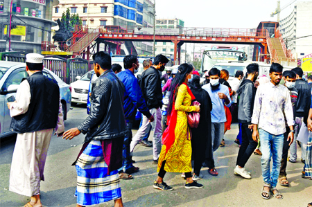 People cross a busy road near the Baridhara posh Residential area in the capital on Friday taking huge risk of accidents, as the nearby foot overbridge remains closed for maintenance.