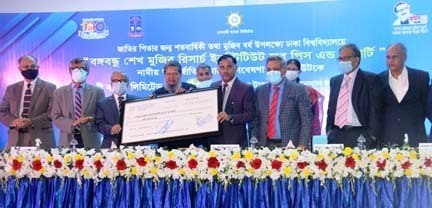 Ataur Rahman Prodhan, CEO & Managing Director of Sonali Bank Limited, handing over a donation cheque of Tk.50 lakh to Professor Momataz Uddin Ahmed, Treasurer of University of Dhaka for 'The Bangabondhu Sheikh Mujib Research Institute for Peace & Liberty