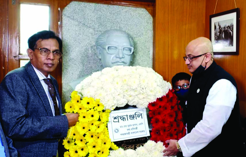 State Minister for Information Dr. Murad Hasan pays floral tributes at the sculpture of Father of the Nation Bangabandhu Sheikh Mujibur Rahman at Bekar Hostel of Islamia College in Kolkata on Monday.PID photo