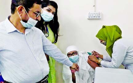 Anwara Begum, 84, gets her vaccine shot at Dhaka Medical College Hospital on Monday amid nationwide vaccination programme against novel coronavirus.