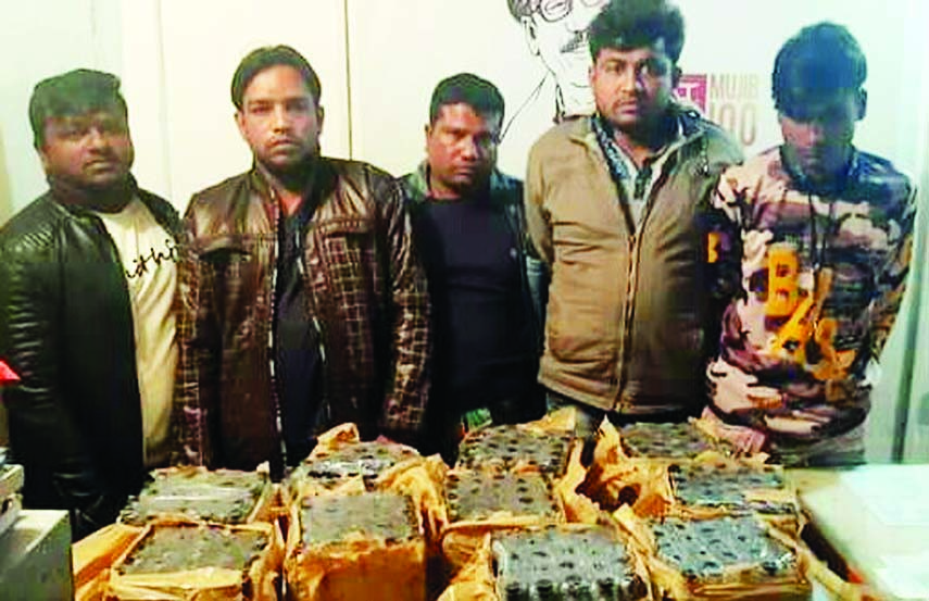 Police arrested five drug dealers along with 250 bottles of Phensidyl from Daulatpur border in Benapole on Tuesday afternoon.