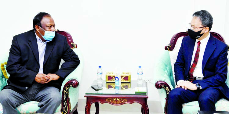 Korean Envoy to Bangladesh LEE Jang-Keun calls on Commerce Minister Tipu Munshi at the latter's office of the ministry on Wednesday.