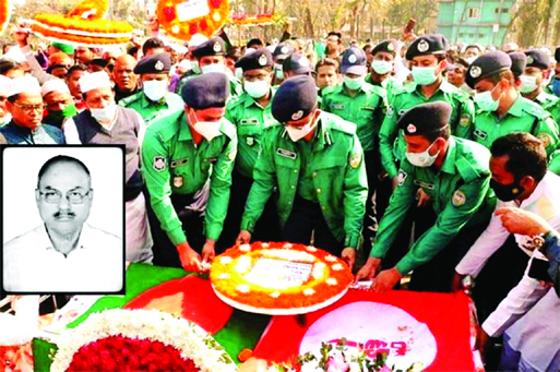 The Council of Bangladesh Barishal district commander freedom fighter Ahmed Sheikh Qutb Uddin Ahmedhaid floral tributes at the funeral prayer and expressed his condolences to the bereaved family of Barishal Metropolitan Police Commissioner Shahabuddin Kha
