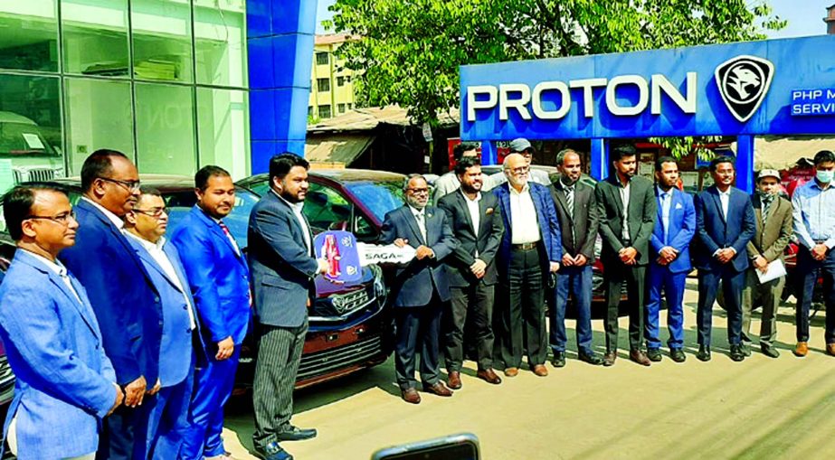 Mohammad Aktar, Director of PHP Family and Managing Director of PHP Automobiles, handing over 50 car keys to BM Yusuf Ali, Managing Director of Popular Life Insurance Company Limited at PHP Business Square in Bahaddarhat in Chattogram on Wednesday. PHP Fa