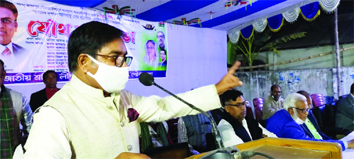 Advocate Md Baki Billah, president of Jamalpur district unit Awami League, speaks at the meeting of Sramik League held at the party office yesterday. Faruk Ahmed Chowdhury, General Secretary of Jamalpur district Awami League, and Mashiur Rahman Babu, pres