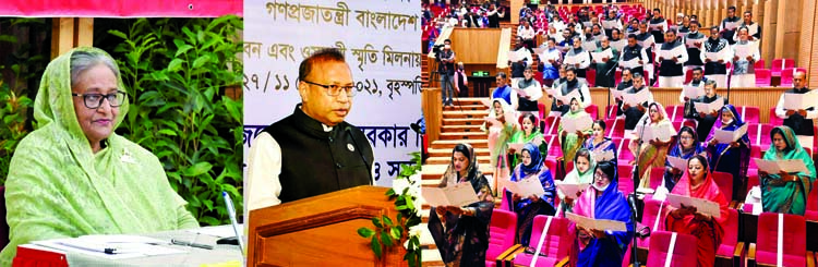 LGRD and Cooperatives Minister Tajul Islam administers oath to the newly elected councilors of Chattogram City Corporation at Osmani Memorial Auditorium in the city on Thursday. Prime Minister Sheikh Hasina witnesses it virtually from Ganobhaban. PID pho
