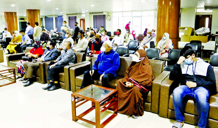 People wait to get inoculated at the National Institute of Neurosciences & Hospital in Dhaka on Thursday.