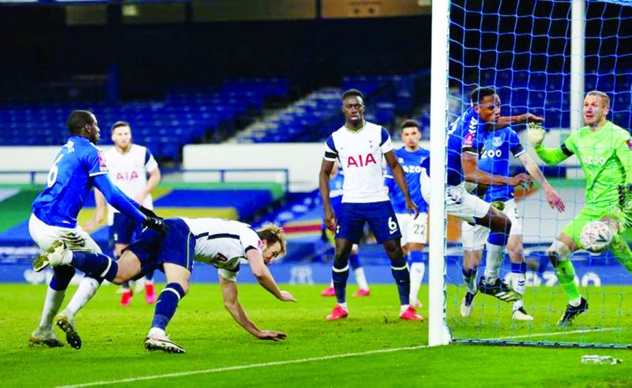 Tottenham Hotspur's striker Harry Kane (second left) heads and scores his team's fourth goal during the English FA Cup fifth round football match between Everton and Tottenham Hotspur at Goodison Park in Liverpool, north west England on Wednesday.