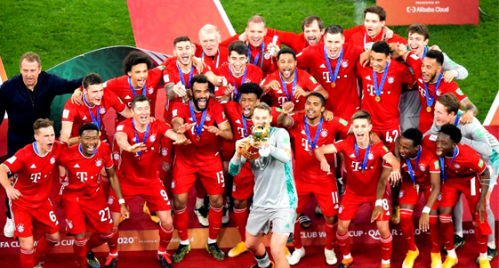 Bayern's goalkeeper Manuel Neuer (front) holds up the trophy as players of Bayern Munich celebrate with the trophy after winning the FIFA Club World Cup final match between Germany's Bayern Munich and Mexico's Tigres Uanl at the Education City Stadium