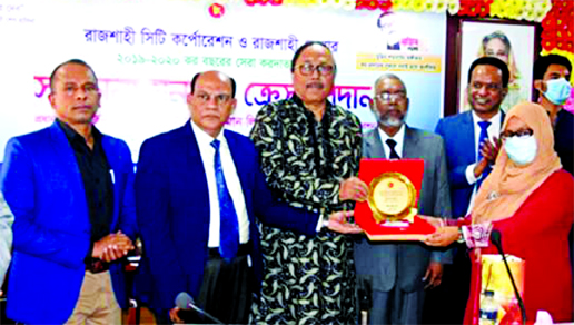 Rajshahi Mayor AHM Khairuzzaman Liton hands over crest to a best taxpayer at a function held at the Commissioner's Office of Rajshahi Income Tax Zone on Thursday. Tax Commissioner Mofiz Ullah was also present at the function.