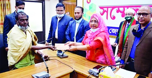 Chandpur DC Anjana Khan Majlish provides financial assistance to Billal Hossain Gazi at her office on Thursday.