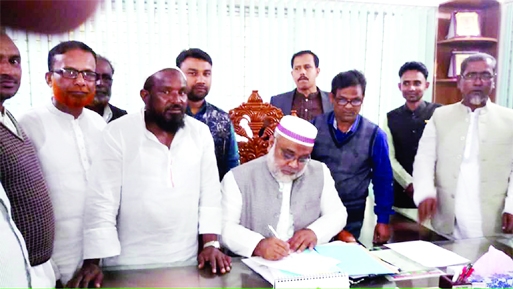 Md Golam Kibria, newly elected mayor of Fulbaria Municipality in Mymensingh, taking his charge officially at a ceremony held at the municipality office on Thursday.