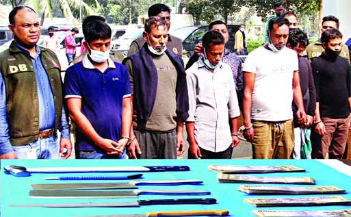 Detectives produce six muggers who were earlier arrested in separate drives from different areas of the capital, before media, at the Dhaka Metropolitan Police (DMP) Media Centre yesterday.