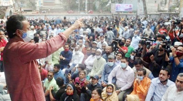 Member of the BNP Standing committee Amir Khasru Mahmud Chowdhury spreaks at a rally in front of city party office in Chattogram on Saturday protesting against decision to remove Ziaur Rahman's gallantry award.