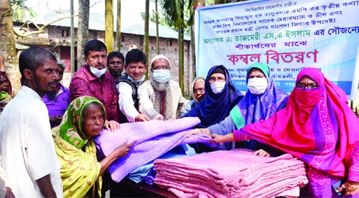 BNP chairperson's adviser Prof Dr Tazmeri Islam distributes blankets among the destitute people at two villages in Gabtoli upazila of Bogura district on Tuesday.
