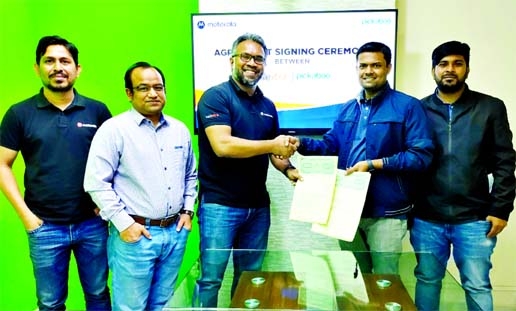 Shakib Arafat, Managing Director of Selextra Limited and Moarin Hossain Talukder, Chief Executive of Pickaboo.com, exchanging documents after signing an agreement at a city hotel recently.