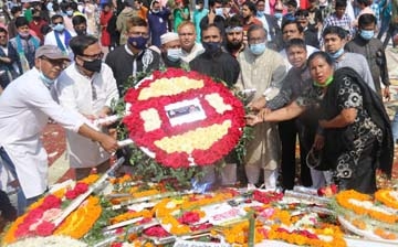 Md Zahidul Haque, DMD of Sonali Bank Limited, paid homage to the language movement martyrs by placing floral wreaths at Central Shahid Minar on Sunday. Senior officials of the bank were present.