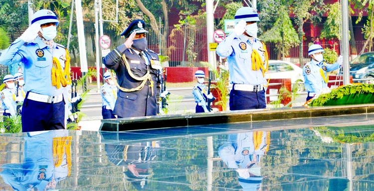 Visiting Chief of the Air Staff of Indian Air Force Air Chief Marshal Rakesh Kumar Singh Bhadauria pays homage to the members of Armed Forces martyred during the War of Liberation in 1971 placing floral wreaths at Shikha Anirban (Eternal Flame) in Dhaka C