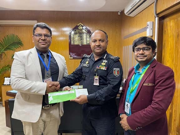 Golam Shahriar Kabir, Executive Director of Minister Group, handing over a sponsorship cheque for the film 'Operation Sundarbans' produced by RAB Welfare Co-operative Society Limited to Colonel Ashiq Billah, Director of RAB Legal and Media Wing at RAB H