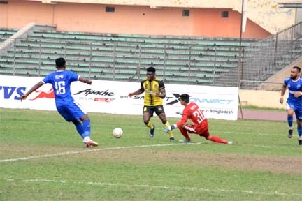 An action from the match of the Bangladesh Premier League Football between Saif Sporting Club and Uttar Baridhara Club at the Bangabandhu National Stadium on Wednesday.