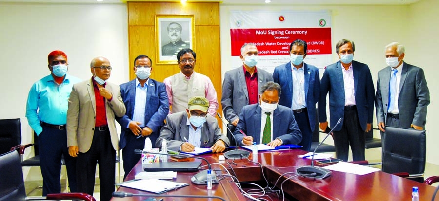 Feroz Salah Uddin, Secretary General of BDRCS and Engr Md Nurul Amin of BWDB sign a Memorandum of Understanding (MoU) on respective side on Tuesday at the conference room of Pani Bhaban in the city.