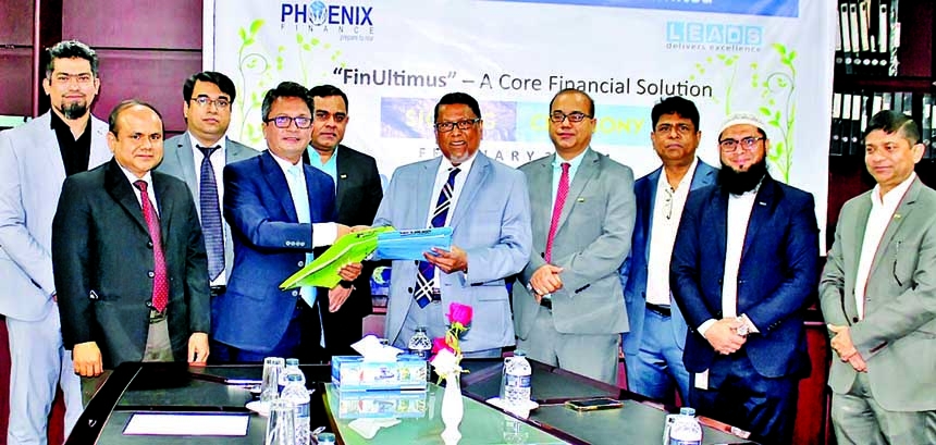 S.M Intekhab Alam, Managing Director of Phoenix Finance & Investments Limited (PFIL) and Shaikh Ahdul Wahid, CEO of LEADS Corporation Limited, exchanging documents after signing an agreement of Software License and Services namely "FinUltimus" at PFIL h