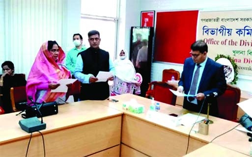 Khulna divisional commissioner Md. Ismail Hossain NDC administers the oath to the newly-elected mayor of Narail Municipality Anjuman Ara at a function at the conference room of Khulna divisional commissioner office on Saturday noon.