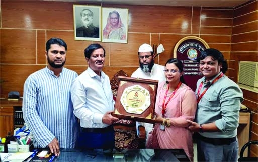 Newly elected Feni Zilla Parishad Chairman Khairul Basher Tapon receives a crest from Zohra Akhtar Nusrat, Executive Editor of 71 News.com at his office on Sunday. Feni Press Club General Secretary MM Yousuf Ali and Senior Vice-President Shehab Uddin Ahm