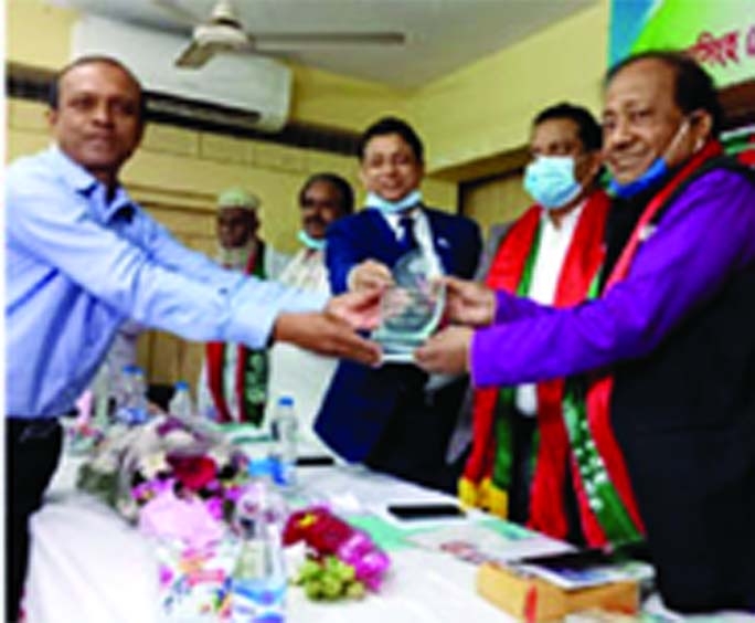 PIB Director General (DG) Zafar Wazed distributes certificates among the participants at the concluding ceremony of a three-day training for journalists in Mymensingh Press Club Auditorium on Sunday.