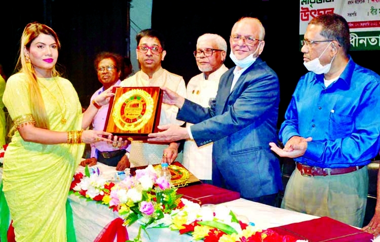 Former Justice of Bangladesh Supreme Court Muhammad Abu Tariq hands over honorary award as the chief guest to Chairman of BTL Group Khaleda Parvin Sinthia at a discussion meeting, prize giving and cultural ceremony at Bangladesh Shilpakala Academy in the