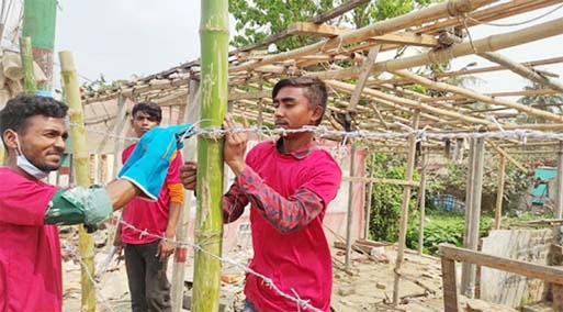 Workers seen installing the barbed wire fencing around the recovered lands at Laldiar char after eviction of the unauthorised residents yesterday.