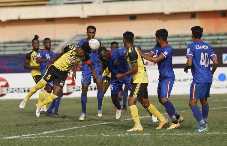 A scene from the match of the Bangladesh Premier League (BPL) Football between Saif Sporting Club and Bangladesh Police Football Club at the Bangabandhu National Stadium (BNS) on Monday.