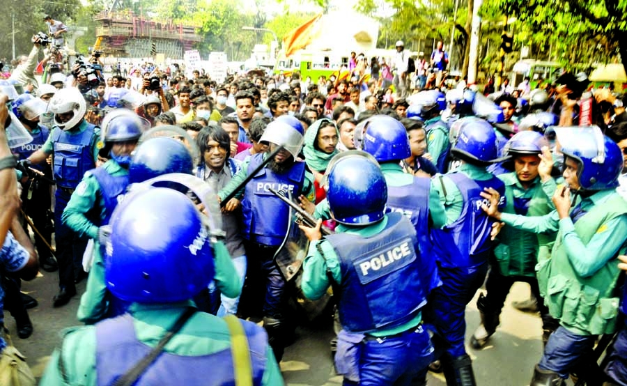 Police bar protesters from laying siege to Home Ministry near Bangladesh Secretariat on Monday.