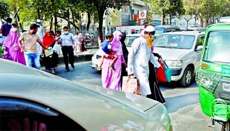 Jaywalkers cross a road risking their lives in front of Aziz Super Market in Shahbagh area in the capital on Wednesday.