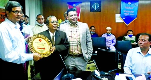 Kaus Miah, owner of Hakimpuri Jarda, receiving top taxpayer award from the NBR Chairman Abu Hena Md Rahmatul Muneem for his contribution to the national revenue sector at a ceremony at the conference room of the government exchequer in the city on Friday.