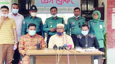 Officer in-charge of Rangpur's Kotwali Police Station Abdur Rashid speaks at a press conference on Friday.