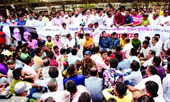 Leaders and activists of Jatiya Swechchhasebok Dal hold a rally in front of the National Press Club in the capital on Saturday protesting the death of writer Mushtaq Ahmed in jail and the killing of journalist Borhan Uddin Mujakkir.