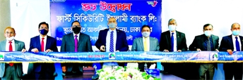 Syed Waseque Md Ali, Managing Director of First Security Islami Bank Limited, inaugurating the bank's relocated Dhaka North Zonal Office at Road # 16 (Old-27) in city's Dhanmondi area on Sunday. Abdul Aziz, Md. Mustafa Khair, AMDs, Md. Zahurul Haque, Md