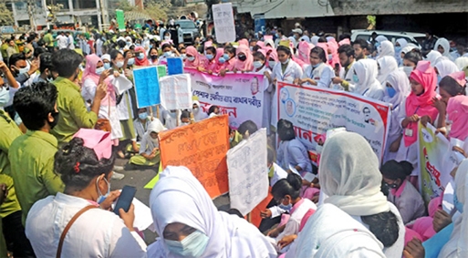 Nursing and Midewifery students stage demonstration in the port city demanding 3 points demand on Saturday.