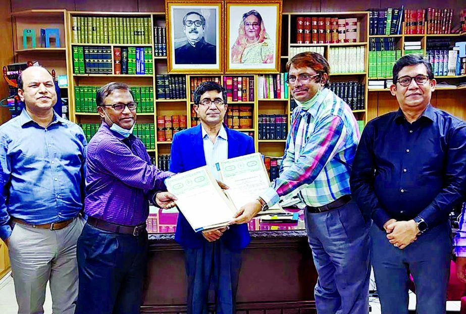 Joint Secretary of Law and Justice Division (Administration-2) AHM Habibur Rahman Bhuiyan and General Managaer of Teletalk Bangladesh Limited Provash Chandra Roy exchange agreement signed between Law Ministry and Teletalk on SMS in mobile phone of witn
