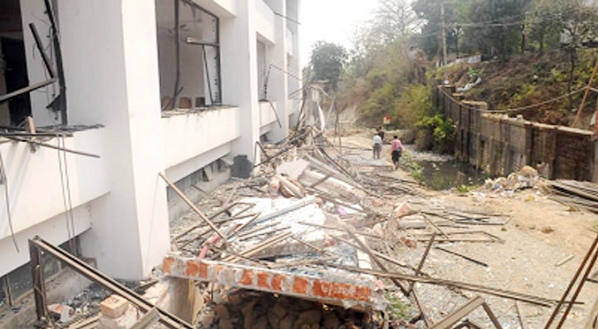 A portion of the academic building of USTC has been demolished by CDA yesterday.