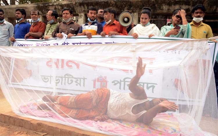 Bharatia Parishad forms a human chain in front of the Jatiya Press Club on Friday with a call to protect city dwellers from the mosquito menace.