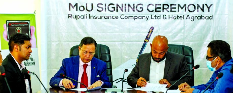 Pk Roy, Managing Director of Rupali Insurance Company Limited and Akhter Parvez, Chairman of Hotel Agrabad Limited, recently signing a MOU on behalf of the respective organization. Sheikh Mohammed Daniel, Director of Director of Rupali Insurance Company L