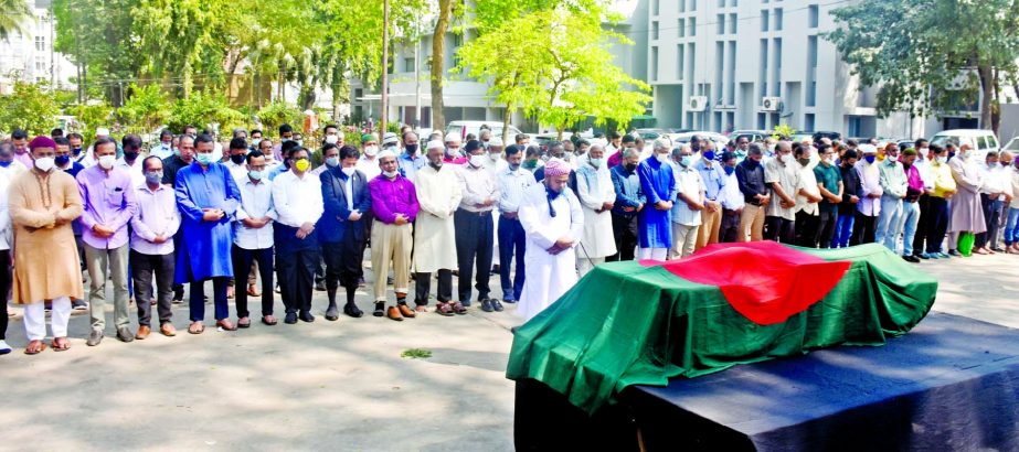 People from all walks of life attend the Namaz-e-Janaza of senior journalist Atier Rahman Atik held at the Jatiya Press Club on Sunday.