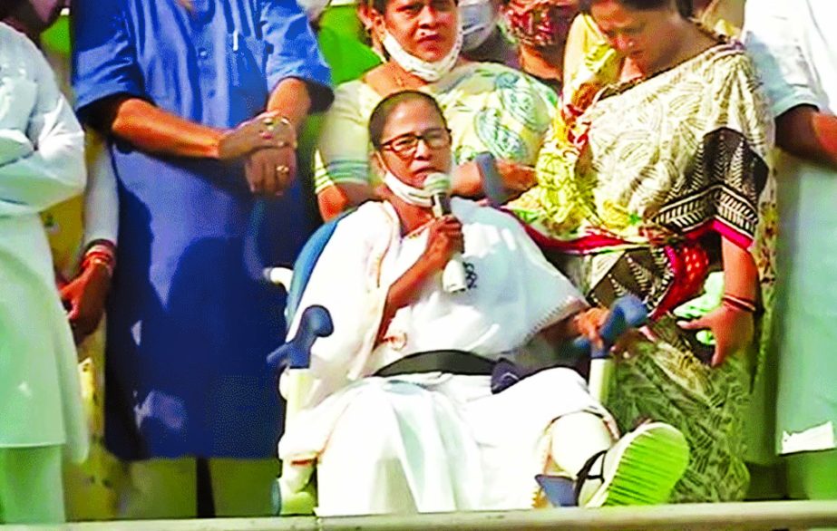 Mamata holds a roadshow from Gandhi Murti in Kolkata to Hazra.