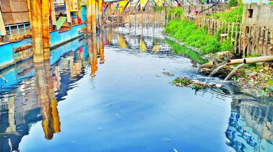 Polluted water flows into the Buriganga River from a sewerage line at Sadarghat area in the capital.