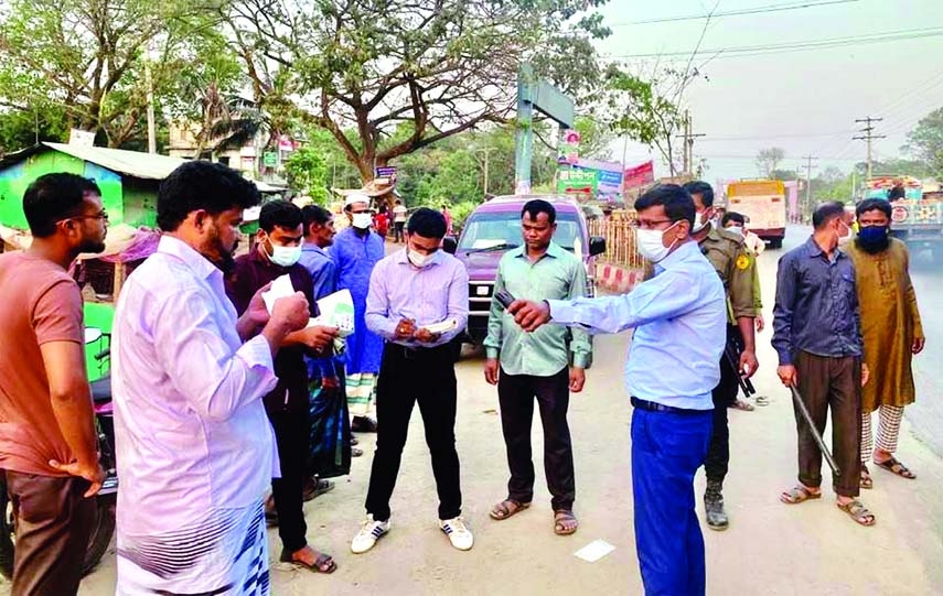 BM Ruhul Amin Rimon, Shibalaya Upazila Nirbahi Officer is seen conducting a mobile court and fined for non-compliance with health rules in dealing with corona at Shibalaya in Manikganj on Sunday afternoon.