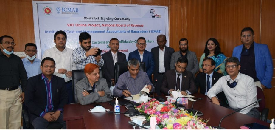 Muhammad Abdullah, Executive Director of the Institute of Cost and Management Accountants of Bangladesh (ICMAB), and Kazi Mostafizur Rahman, Project Director of VAT online, signing agreement at the latter's office in the city on Tuesday for providing tra