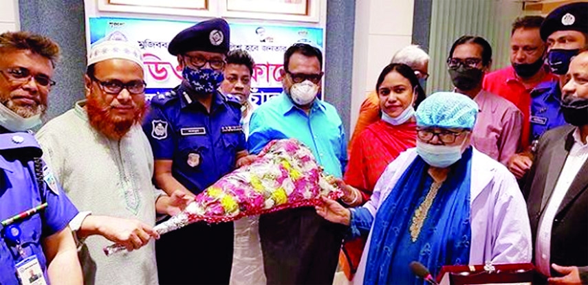 Photo shows outgoing SP Mahbubur Rahman was presented bouquet by valiant lady Freedom Fighter and Swadhinota Padak Winner Dr Syeda Badrunnahar Chowdhury on Tuesday just after a farewell meeting at his office on Wednesday.