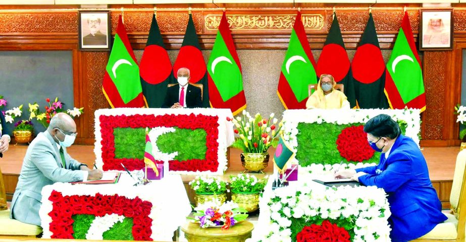 President of Maldives Ibrahim Mohamed Solih and Prime Minister of Bangladesh Sheikh Hasina are witnessing the signing of MoU on joint commission for comprehensive cooperation between the Maldivian Foreign Minister Abdulla Shahid and Bangladesh Foreign Min
